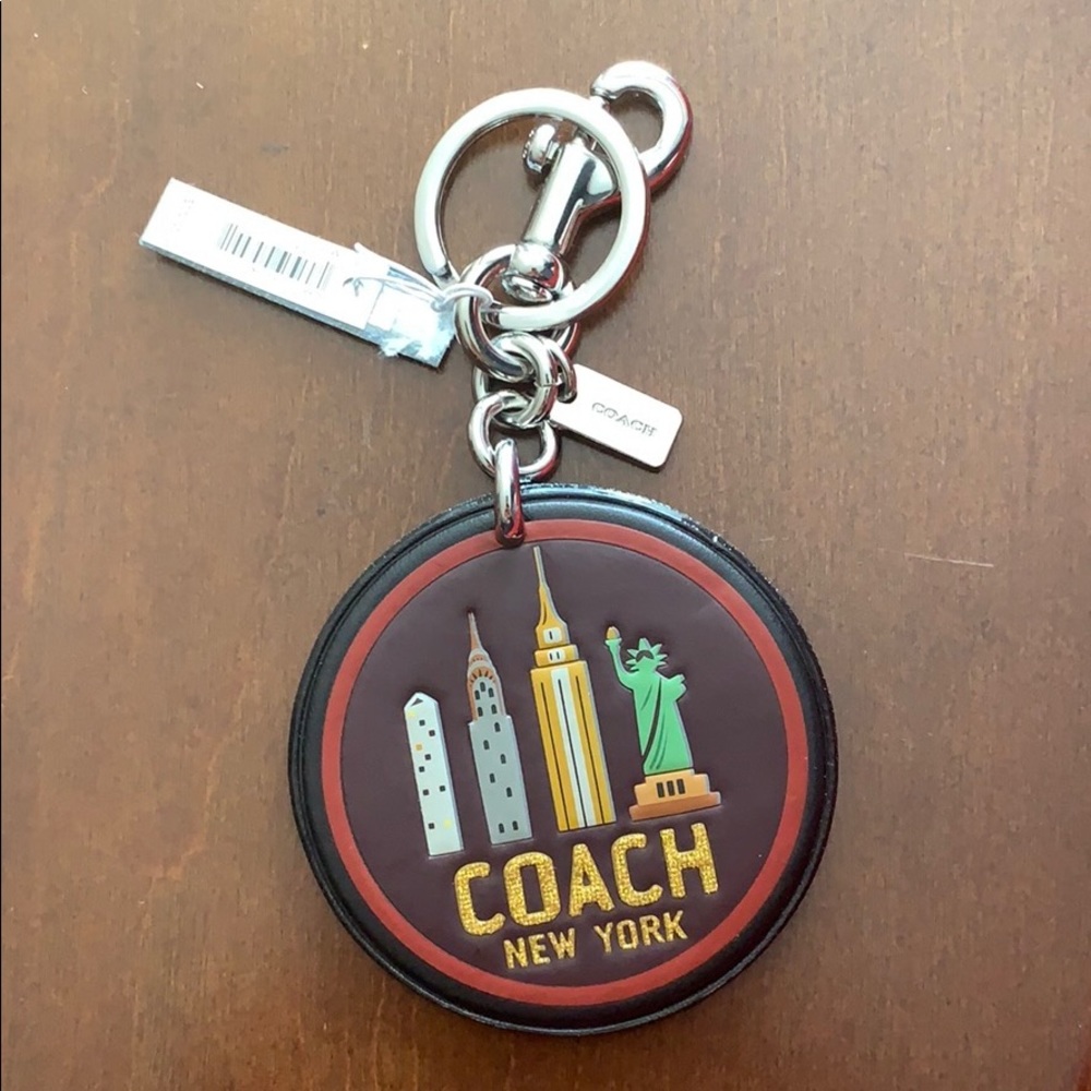 🔑 NWT PRICE DROP. COACH LEATHER KEY CHAIN!
